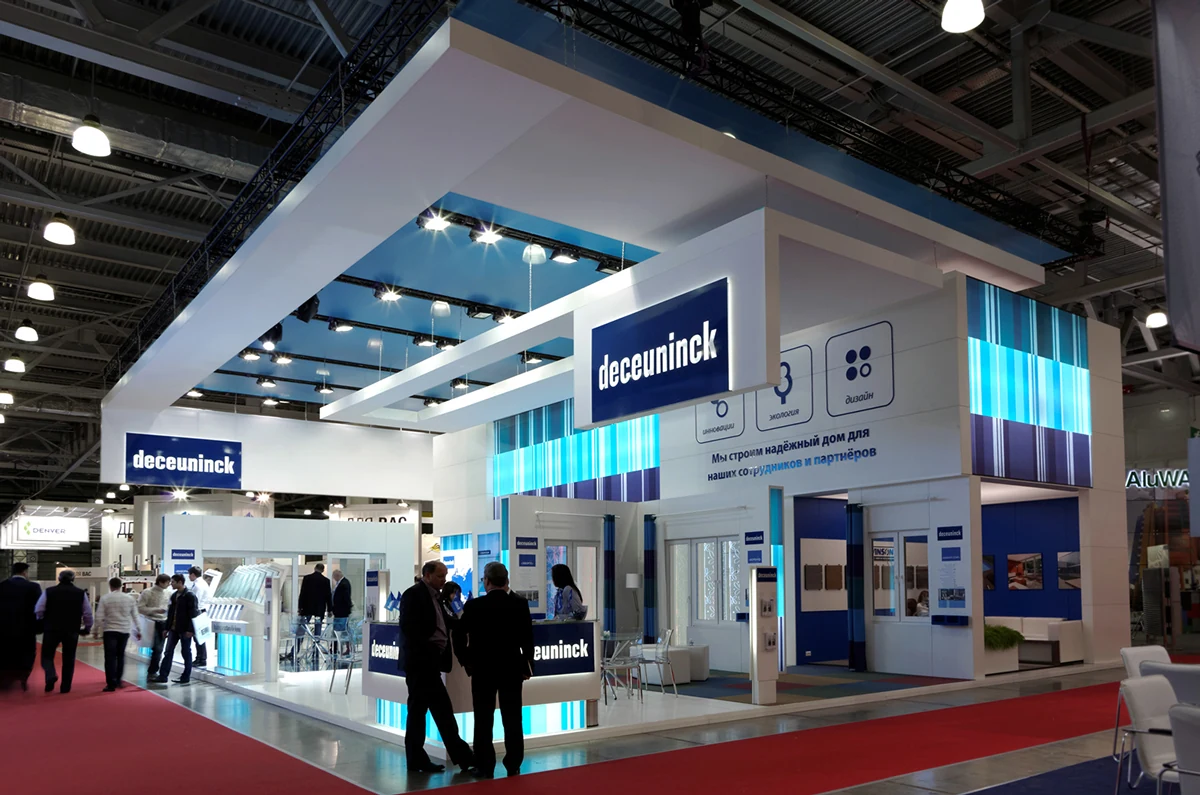 Deceuninck için yüksek beyaz çerçeveli fuar standı